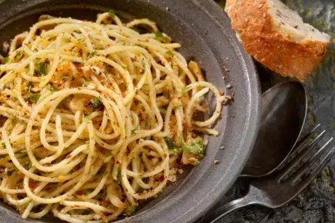 Prosty przepis na spaghetti aglio olio, który zachwyci Twoich gości