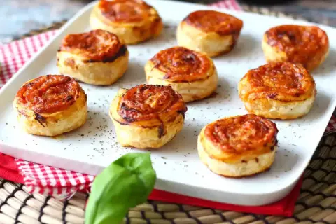Chrupiące ciasto francuskie z sosem pomidorowym, przygotowane w air fryerze. Idealna przekąska!