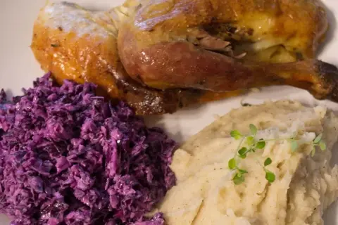 Jakie surówki do perliczki? Odkryj najlepsze propozycje smakowe