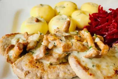 Jakie surówki do polędwiczek w sosie kurkowym, aby zachwycić smakiem?