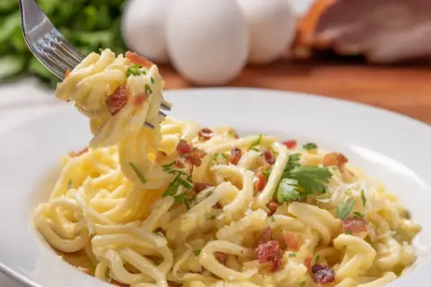 Ile kcal ma spaghetti carbonara? Zaskakujące różnice w kaloriach!