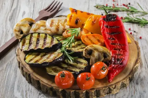 Grillowane warzywa: bakłażan, papryka, pieczarki, pomidorki i marchewka. Idealne dodatki do grilla.