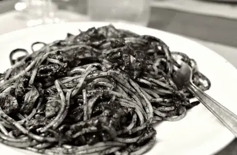 Spaghetti nero: odkryj tajemnice czarnego makaronu i jego zastosowanie