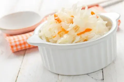 Ile kalorii ma surówka z kiszonej kapusty? Zaskakujące fakty o kaloriach