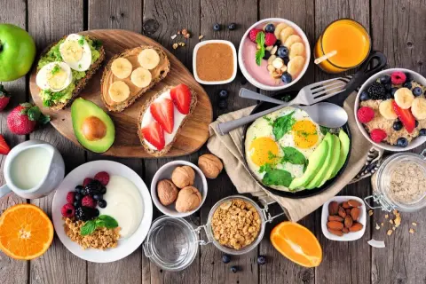 5 pomysłów na szybkie śniadanie: tosty z awokado i jajkiem, bananowe, z truskawkami, owsianka, smoothie bowl i jajecznica.