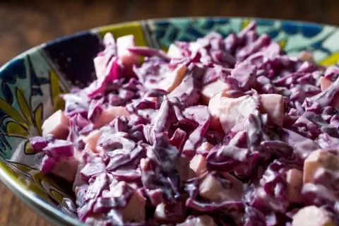 Surówka z czerwonej kapusty jak w kebabie – łatwy przepis na smakowity dodatek