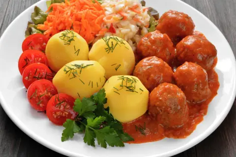 Jaką surówkę do pulpetów w sosie pomidorowym wybrać, by zaskoczyć?