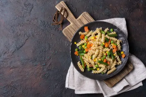 Jakie sosy do warzyw na patelni z makaronem sprawdzą się najlepiej?