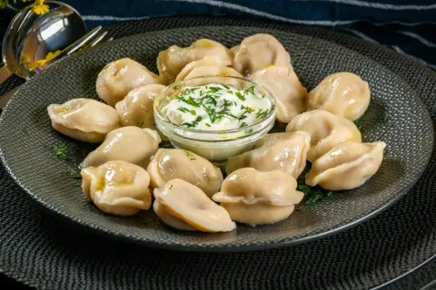 Jakie surówki do pierogów z mięsem naprawdę poprawią smak?