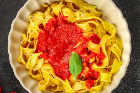 Pappardelle z sosem pomidorowym i bazylią. Różne rodzaje makaronu mogą wyglądać równie apetycznie.