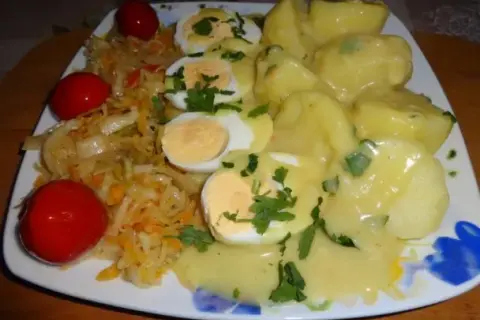 Jaką surówkę do jajek w sosie musztardowym wybrać, by zaskoczyć?