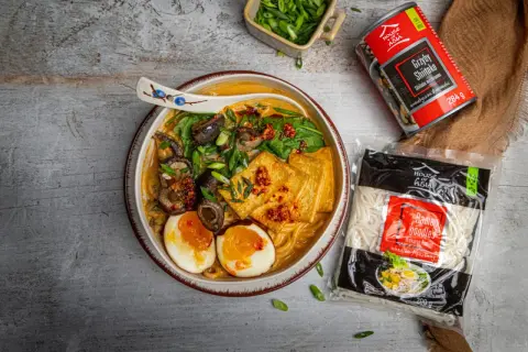 Apetyczny ramen z grzybami shiitake, jajkiem i tofu. Idealny przepis, jak zrobić ramen, z makaronem i dodatkami House of Asia.