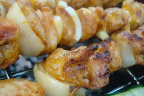 Szaszłyki z kurczaka i cebuli grillowane na ruszcie. Cebula pokrojona w grube plastry, idealna do szaszłyków.