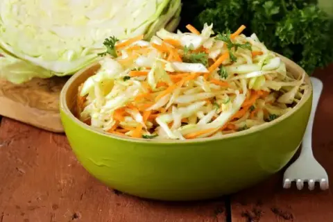 Surówka z białej kapusty jak w restauracji - prosty przepis na smak