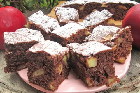 Szybkie i tanie ciasto na dużą blachę z jabłkami i kakao, posypane cukrem pudrem. Idealne na deser.