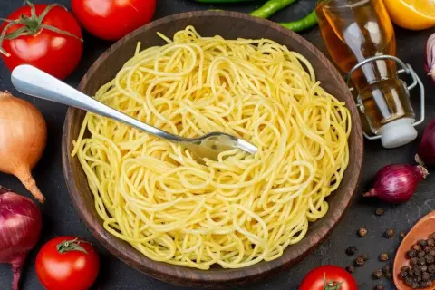 Ile gotuje się makaron spaghetti, aby uzyskać idealną konsystencję?