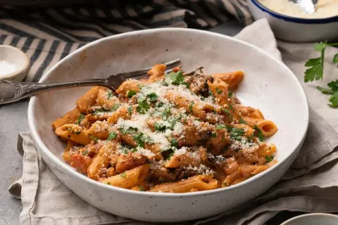 Penne boscaiola: prosty przepis na pyszną włoską pastę z grzybami