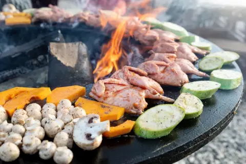 Przepiórki, dynia, cukinia i pieczarki – idealne menu, co przygotować na grilla ze znajomymi.