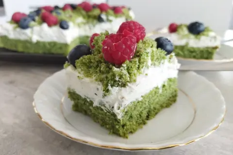 Zielony biszkopt przełożony kremem z serkiem mascarpone, udekorowany malinami i borówkami. Pyszne ciasto leśny mech na dużą blachę.