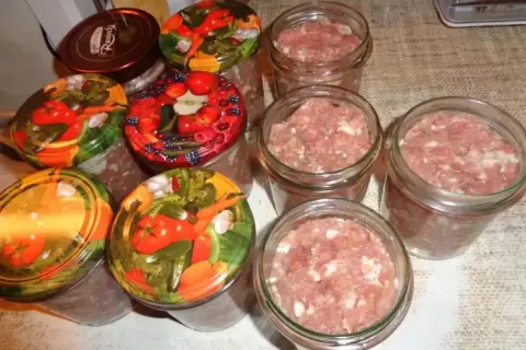 Słoiki z mięsem mielonym, gotowe do pasteryzacji. To początek przygody z tym, jak zrobić kiełbasa w słoiku z galaretką.