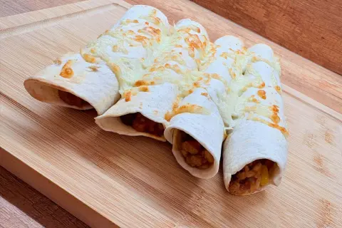 Chrupiąca tortilla z airfryer, wypełniona farszem i zapieczona z ciągnącym się serem. Idealna przekąska!