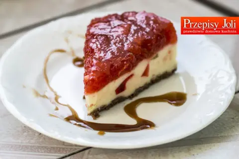 Pyszne ciasto z truskawkami bez pieczenia, z kremowym nadzieniem i polewą truskawkową, na kruchym spodzie.