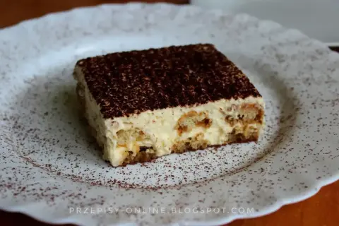 Pyszne tiramisu, czyli zabajone co to za deser? Warstwy biszkoptów nasączonych kawą i kremu mascarpone, posypane kakao.