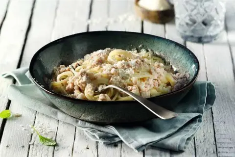 Prosty przepis na pyszny biały sos do spaghetti, który zachwyca