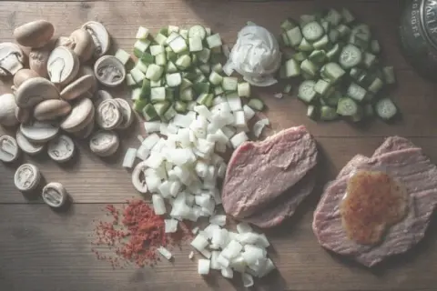 Najlepsze surówki do strogonowa, które wzbogacą Twoje danie
