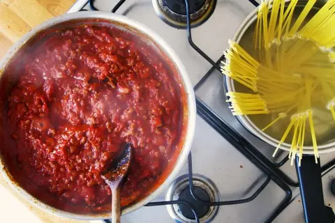 Jaki sos do spaghetti? Odkryj najlepsze przepisy na sosy!