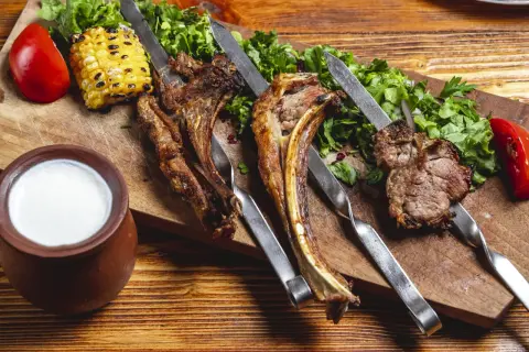 Idealne surówki do jagnięciny, które podkreślą jej smak i aromat