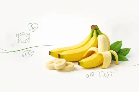 Banan jest lekkostrawny, co potwierdzają symbole zdrowia i diety. Na zdjęciu pęk bananów, plasterki i liście.