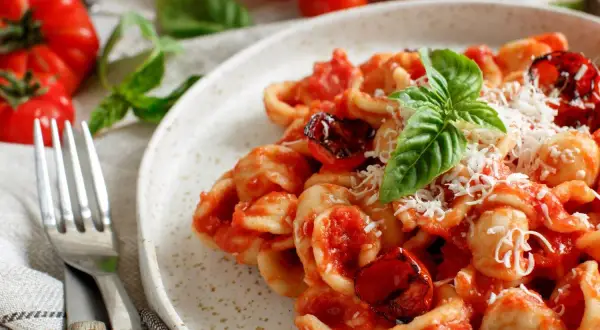 Pyszny makaron orecchiette z sosem pomidorowym i bazylią. Idealny obiad na szybko, gdy liczy się smak i czas.