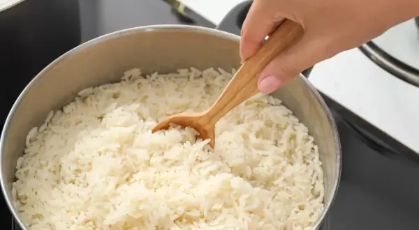 Jak podgrzać ryż, by uniknąć wysuszenia i zachować smak?