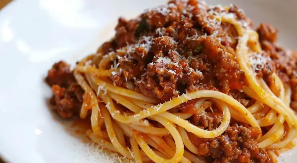 Tradycyjne włoskie spaghetti: odkryj autentyczne przepisy i smaki