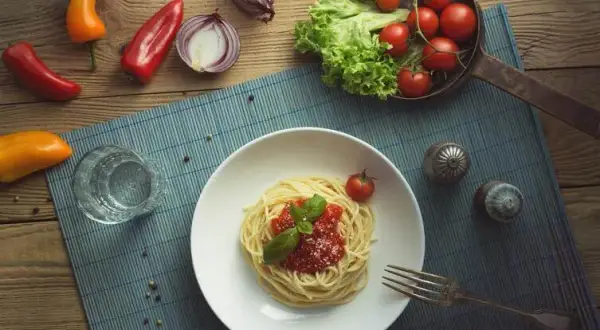Jakie zioła do spaghetti, aby wzbogacić smak i uniknąć nudnych potraw