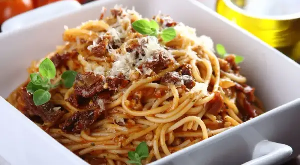 Szybkie spaghetti bolognese z pomidorami z puszki w 30 minut