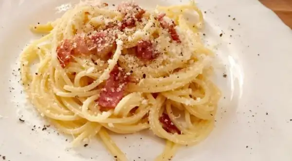 Oryginalny przepis na spaghetti carbonara ze śmietaną, który zaskoczy smakoszy