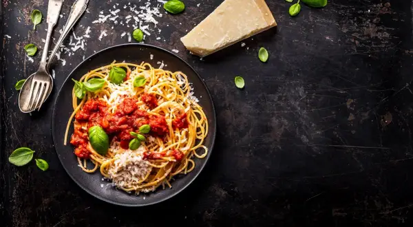 Ile kcal ma porcja spaghetti? Sprawdź kaloryczność różnych dań