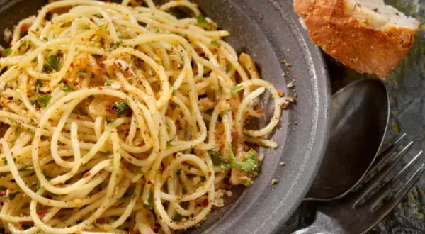 Prosty przepis na spaghetti aglio olio, który zachwyci Twoich gości
