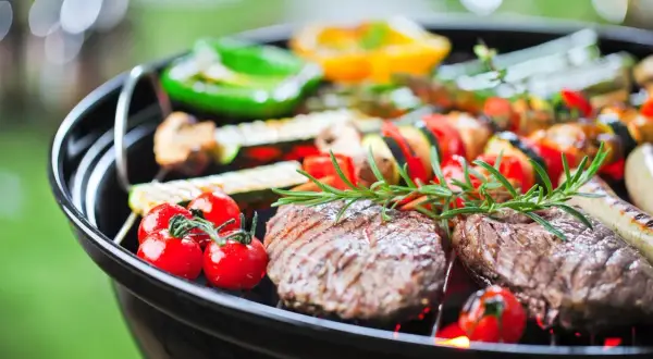 Pyszne steki, kiełbaski i warzywa na grillu. Idealne co na grilla na letni wieczór.