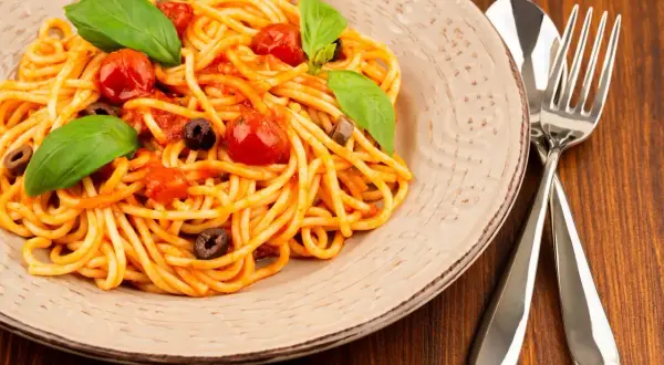 Kalorie w makaronie spaghetti: ile naprawdę mają surowe i gotowane?