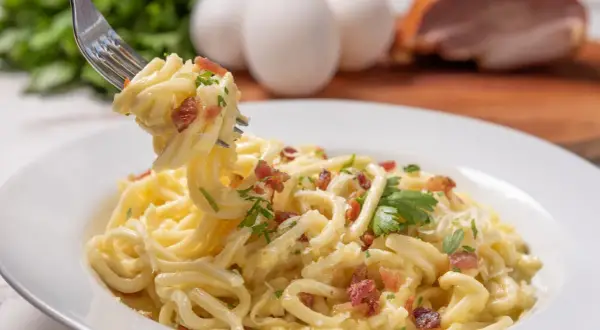 Ile kcal ma spaghetti carbonara? Zaskakujące różnice w kaloriach!