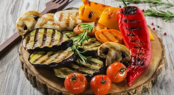 Grillowane warzywa: bakłażan, papryka, pieczarki, pomidorki i marchewka. Idealne dodatki do grilla.