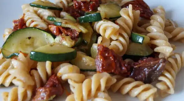 Pyszne fusilli z cukinią i suszonymi pomidorami, danie pełne smaku i kolorów.