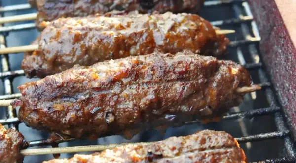 Soczyste kofta kebab na ruszcie, skwierczące i apetyczne. Idealne na letnie grillowanie.