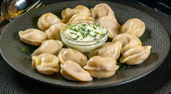 Jakie surówki do pierogów z mięsem naprawdę poprawią smak?