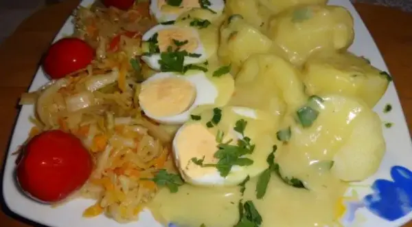 Jaką surówkę do jajek w sosie musztardowym wybrać, by zaskoczyć?