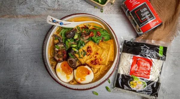 Apetyczny ramen z grzybami shiitake, jajkiem i tofu. Idealny przepis, jak zrobić ramen, z makaronem i dodatkami House of Asia.