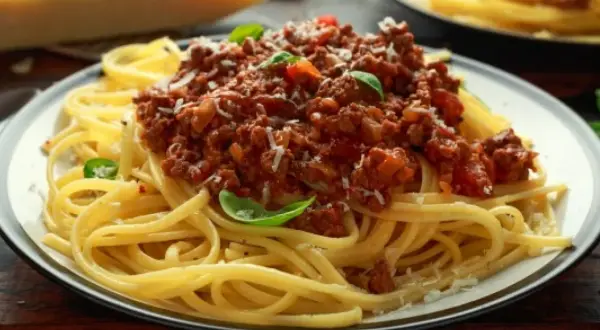 Co zrobić z makaronem spaghetti? 7 pysznych przepisów na resztki